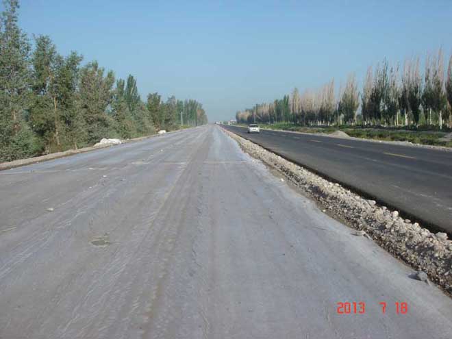 阿克蘇至農(nóng)一師八團(tuán)公路，水紋層養(yǎng)護(hù)工程